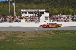 Helliwell and Hoar take the checkers in a photo finish at Devil's Bowl Speedway in the Spring Green 113 on Sunday