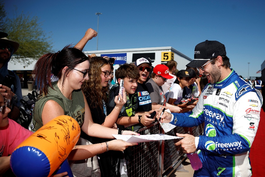 Daniel Suárez Visits Phoenix Schools Ahead of Race