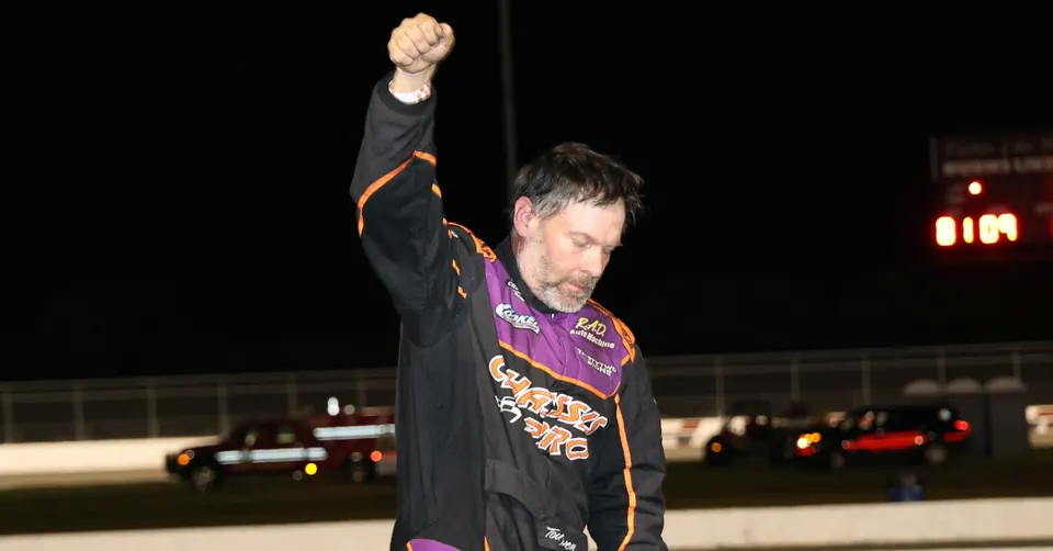 Streak Buster: Todd Owen Tops Sunoco Modified Feature at Thompson Speedway