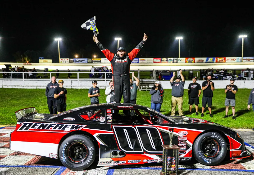 Renfrew Muscles Up in Friday Night Throwdown at Lee USA Speedway